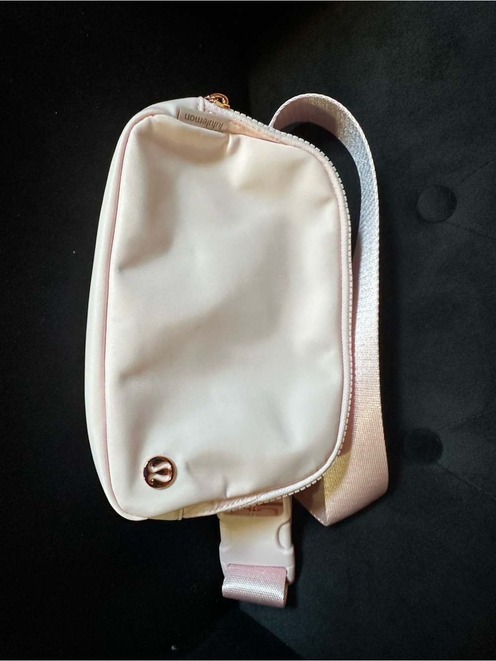 lululemon athletica Everywhere Belt Bag 1L - Soft Pink with Rose Gold Hardware - Picture 6 of 6